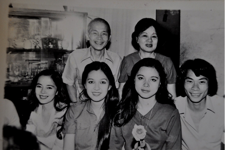 Diễm My 16 tuổi (ngồi thứ hai từ trái qua), đang học lớp 11, tới dự sinh nhật một người bạn thân.