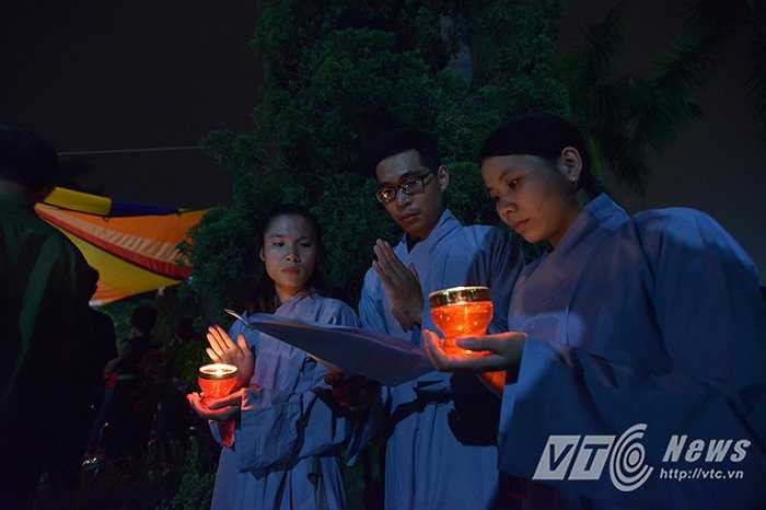 Tối 19/7 tại nghĩa trang liệt sỹ Tây Tựu (Từ Liêm, Hà Nội) diễn ra lễ truyền đăng, thắp nén hương để tưởng nhớ các anh hùng liệt sỹ cũng như tri ân những thương bệnh binh, bà mẹ Việt Nam anh hùng, gia đình có công với cách mạng. 