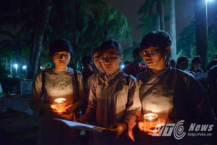 Trong buổi lễ, nhóm bạn trẻ của CLB Thanh Thiếu niên Phật tử Thiện Tâm Hà Nội đã thực hiện quét dọn sạch sẽ toàn bộ khuôn viên của nghĩa trang và hoàn thành việc dâng hoa, dân nến cho toàn bộ hơn 2000 phần mộ tưởng niệm các liệt sỹ đã ngã xuống vì dân tộc.