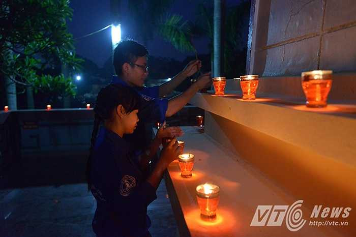 Thắp ngọn nến, dâng nén tâm hương lên tượng đài liệt sỹ.