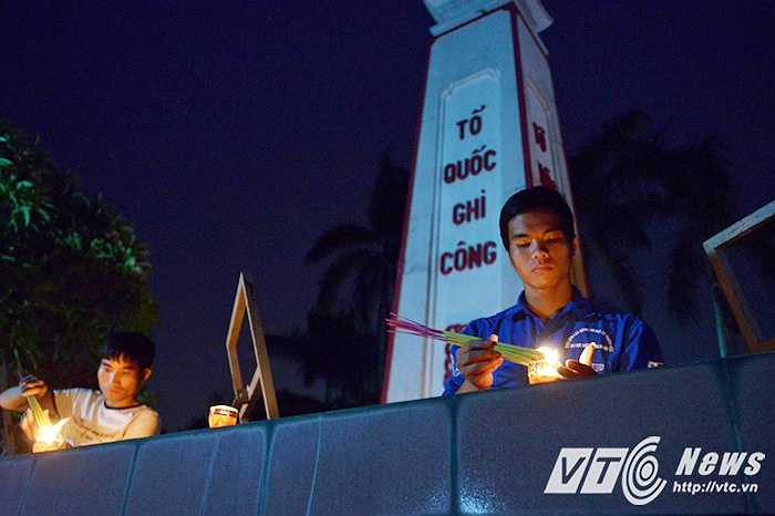 Buổi lễ thu hút sự tham gia của hơn 500 bạn trẻ trên địa bàn Hà Nội cùng tham gia thắp nến