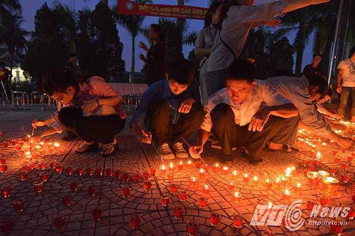 Những ánh nến lung linh được xếp thành dáng hình đất nước.