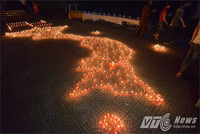 Tấm Bản đồ Việt Nam được xếp từ hàng trăm ngọn nến, là biểu tượng để cầu phúc cho đất nước yên bình, thịnh vượng, cũng là để cầu siêu cho anh linh các anh hùng liệt sỹ trên khắp cả nước.
