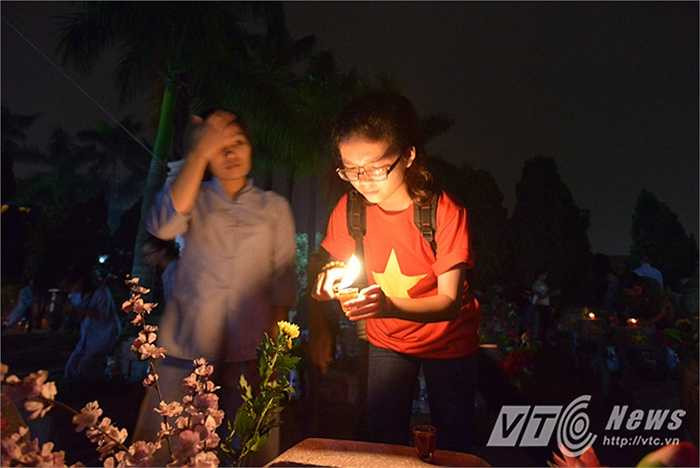 Những ngọn nến nhân ái, ngọn nến từ bi sẽ xoa dịu nỗi đau, ru các anh giấc ngủ an lành.