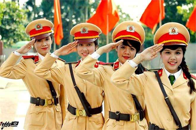Nhung chia sẻ: 'Mẹ là người luôn quan tâm, động viên mình trong những lúc khó khăn nhất. Mẹ hiểu tâm lý của con gái nên là người mình hay tâm sự, giống như co bạn thân vậy'.