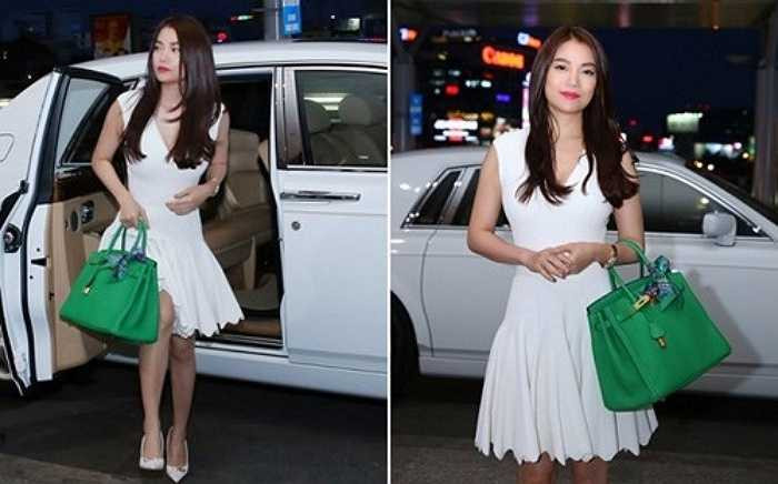 rương Ngọc Ánh luôn xuất hiện với nhiều bộ cánh hàng hiệu đắt tiền của các thương hiệu thời trang nổi tiếng Dior, Valentino, Jenny Packham, Roberto Cavalli. Ảnh nữ diễn viên bên xe sang và chiếc túi màu xanh lục bảo giá khoảng 300 triệu đồng. 