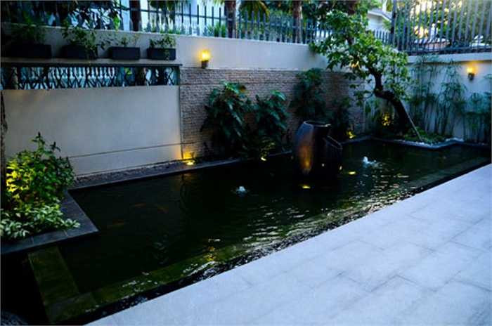 Bên ngoài, sân vườn, cây xanh mang đến không gian sống thư giãn, gần gũi thiên nhiên. 