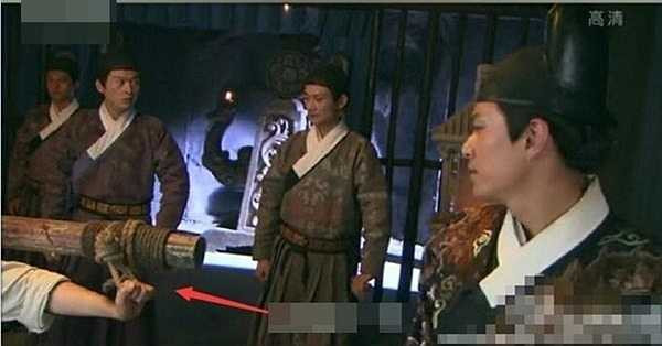 Trong Khoái hiệp Nhất Chi Mai, phạm nhân không hề bị trói tay.