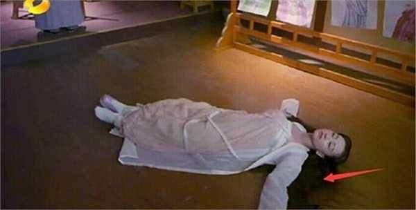 Trong Chế tạo mỹ nhân, vị trí tóc của Tô Liên Y (Dương Dung) thay đổi...