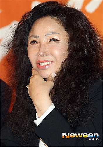 Diva xứ Hàn Kim Choo Ja cũng chịu chung số phận như bao mỹ nhân khác khi lạm dụng phẫu thuật.