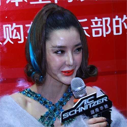 Lý Dĩnh Chi lộ cằm nhọn hoắt và lệch trong một sự kiện.