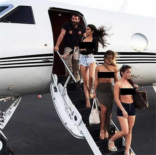 Dan thường xuyên xuất hiện với những cô nàng chân dài trong trang phục 'thiếu vải' nhất, thậm chí còn hoàn toàn không mặc gì.