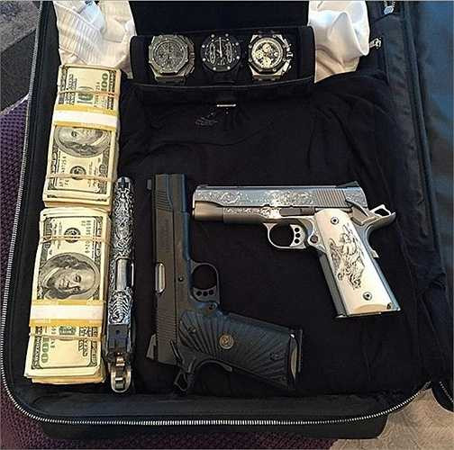 Những vật bất ly thân của Dan bao giờ cũng là siêu súng, siêu đồng hồ và tiền đếm theo quyển.