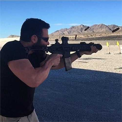 Thú vui hàng ngày của Dan chính là bắn súng, đặc biệt là súng trường. Dan còn sở hữu riêng một sân tập bắn súng để thỏa mãn thú vui 'sặc mùi' bạo lực này.