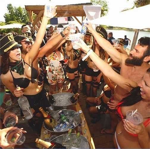 Những cuộc vui thâu đêm suốt sáng trong rượu và xác thịt.