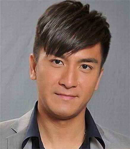 Tài tử Mã Quốc Minh là gương mặt quen thuộc với khán giả nhờ những vai phản diện 'cực ác' trên màn ảnh. Anh và Xa Thi Mạn được mệnh danh là cặp đôi hoàn hảo nhất Hong Kong.