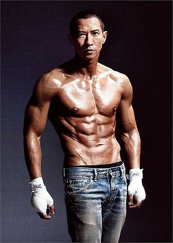 Nổi tiếng nhờ vẻ đẹp 'xấu lạ', Trương Gia Huy là cái tên đảm bảo doanh thu cho bất cứ bộ phim nào. Ngoài tài năng diễn xuất, Gia Huy còn là người đàn ông của gia đình khi có một mái ấm hạnh phúc bên người vợ yêu, Quan Vịnh Hà.