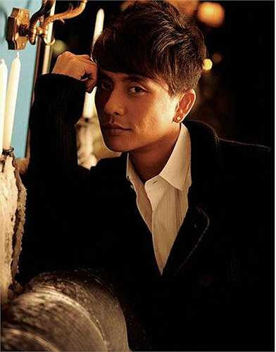 Nam diễn viên từng bị mắng nhiếc là kẻ 'bội bạc' khi phụ lòng tin nữ diễn viên Hồ Hạnh Nhi. Chuyện tình đẹp như mơ của cặp đôi đã tan vỡ chính thức vào tháng 7.2013. Gần đây, nam diễn viên chuyển sang Đại lục đóng phim và gây được ấn tượng với khản giả qua hai bộ phim Thiếu niên thần thám Địch Nhân Kiệt, Vẫn cứ thích em.