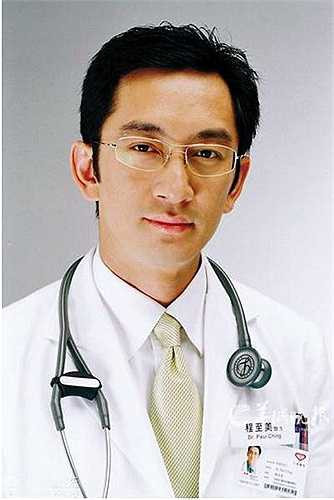 'Trương Vô Kỵ' Ngô Khải Hoa từng đốn tim khán giả với vẻ ngoài điển trai, nam tính và mạnh mẽ. Sau một thời làm điên đảo màn ảnh thập niên 90 – 2000, Ngô Khải Hoa tạm dừng công việc diễn xuất để chăm lo cho cuộc sống riêng.