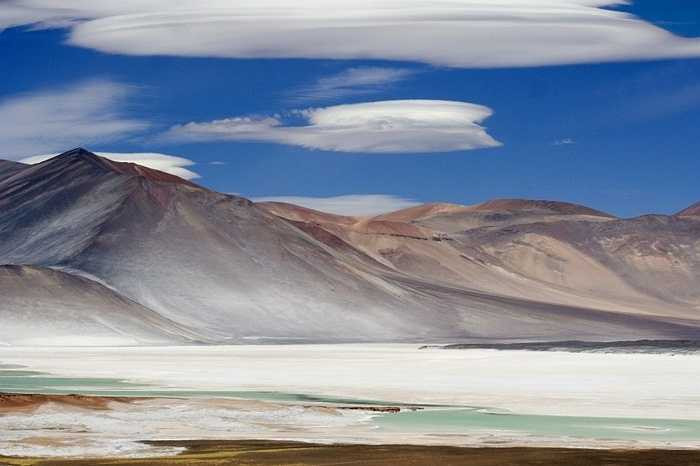 San Pedro de Atacama, Chile. Hình ảnh đẹp như tranh vẽ của San Pedro de Atacama không thể giấu đi được sự chết chóc của nơi đây với sự khô hạn khủng khiếp. Nhưng khách du lịch vẫn có thể hài lòng với những cánh đồng muối rộng lớn hay những mạch nước nóng nghi ngút bốc hơi 