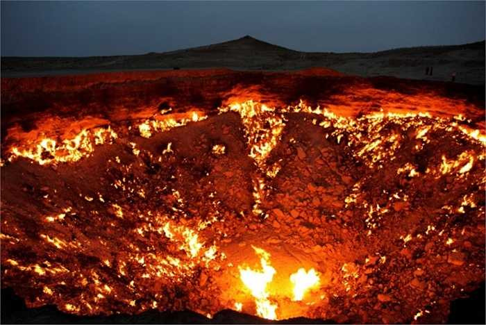 Cổng địa ngục ở Derweze, Turkmenistan. Nguyên do xuất hiện cổng địa ngục là năm 1971, trong khi tiến hành khoan các nhà địa chất Liên Xô đã khoan vào một túi khí khiến mặt đất bên dưới dàn khoan bị đổ sụp tạo thành một hố lớn với đường kính 70 m. Để tránh rò rỉ khí, người ta đã đốt chúng và hy vọng rằng khí sẽ cháy hết trong vài ngày tuy nhiên đám cháy này đến nay vẫn chưa kết thúc. Và thế là cổng địa ngục bốc cháy tồn tại đến ngày nay