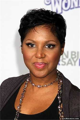 Toni Braxton. ‘Nữ hoàng R&B’ thậm chí đã nhiều lần phải tuyên bố phá sản vì lối sống phóng túng và tiêu tiền không biết điểm dừng của mình. Lần đầu tiên vào năm 1998 với lý do chính là thói quen lạm chi. Lần sau đó, Toni Braxton phải ‘đầu hàng’ trước những món nợ vì mắc chứng bệnh đau thắt ngực và không thể biểu diễn liên tục để kiếm tiền