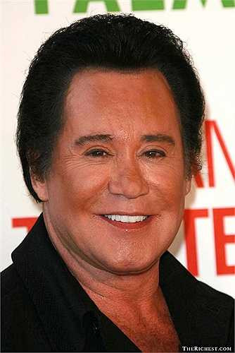 Wayne Newton. Ông chủ của khách sạn nổi tiếng Alladdin dường như không hề giỏi trong việc giữ gìn tài sản của mình. Hồi năm 1992, ông đã từng phải tuyên bố phá sản để có thể có thời kiểm soát lại những khoản đầu tư của mình. Sau đó, vận đen không buông tha ông khi ông bị tố có liên quan đến Mafia và phải tốn rất nhiều tiên dàn xếp với pháp luật