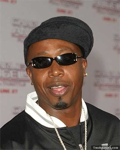 MC Hammer. Ca sĩ này không mất quá nhiều thời gian để có thể ghi tên mình vào danh sách những triệu phú làng giải trí với 30 triệu USD tổng tài sản. Tuy nhiên, sự nổi tiếng quá nhanh khiến anh sa ngã và chi quá nhiều tiền cho việc ăn chơi. Cũng nhanh chóng không kém, đến năm 1996, anh đã phải tuyên bố phá sản và 11 năm sau, MC Hammer vẫn chưa thể trả hết nợ