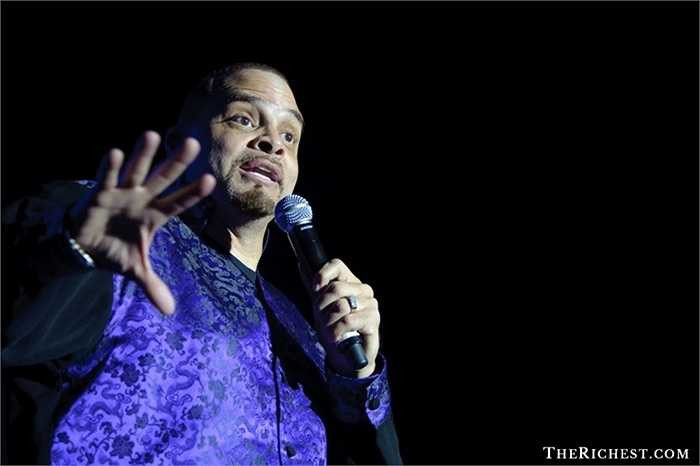 David Adkins – hay còn gọi là Sinbad – một nghệ sĩ hài nổi tiếng và thường tổ chức những show diễn ở rất nhiều quốc gia trên thế giới. Mặc dù kiếm được rất nhiều tiền nhưng anh lại để những khoản nợ thuế của mình ‘phát triển’ đến mức không thể kiểm soát được và lâm vào cảnh ‘khuynh gia bại sản’ vào năm 2009