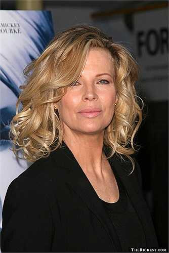 Kim Basinger. Cựu Bond Girl từng rất thành công. Cô thậm chí đã mua lại một thị trấn ở Georgia với giá 20 triệu USD. Nhưng ngay sau đó, cô gặp phải khó khăn về tài chính và buộc phải ‘rời xa’ thị trấn này. Thậm chí mọi thứ còn dính đến kiện tụng và cô phải tuyên bố phá sản với khoản nợ hàng triệu USD