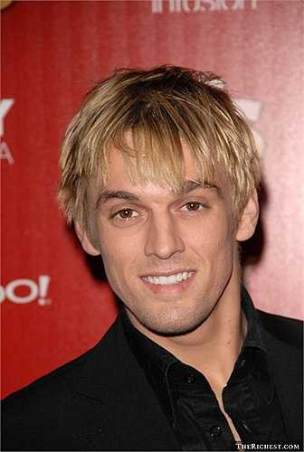 Aaron Carter. Hai anh em Aaron và Nick Carter đã khiến cả thế giới điên đảo khi ở tuổi còn rất trẻ. Nhưng thực sự là Aaron không thể so sánh với ông anh tài năng của mình trong lĩnh vực ca hát. Và sự nghiệp của anh không phát triển thêm quá nhiều khi anh lớn dần lên và khiến Aaron phải ‘còng lưng’ gánh những khoản nợ thuế với số tiền mà anh kiếm được từ thời còn bé tý