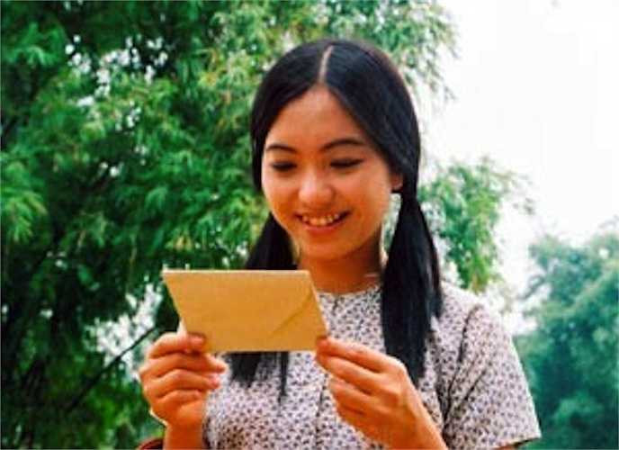 Lưu Hà nổi tiếng từ khá sớm. Năm 12 tuổi, cô được nhiều khán giả yêu thích với vai diễn trong phim Hoa của trời. Tiếp đến, cô xuất hiện trong một số phim như Mùa hè sôi động, Đường thư, Đường đời.. và làm MC của chương trình Dự báo thời tiết. Khi đóng phim Đường thư, nữ diễn viên sinh năm 1983 và MC Tuấn Tú nảy sinh tình cảm. Tuy nhiên, mói tình chị em này kết thúc sau đó không lâu. 