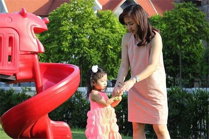 Dù được đánh giá là một trong những diễn viên tài năng nhưng vào năm 2011, Lưu Hà bất ngờ rút lui khỏi giới giải trí. Cô gần như không chia sẻ bất cứ thông tin gì với người hâm mộ. Mới đây Lưu Hà nhận làm MC cho một chương trình thiếu nhi. Ngôi sao nhí một thời rất kín tiếng về chuyện đời tư. Cô chỉ tiết lộ đã có ba con và chuẩn bị chào đón bé thứ 4. 