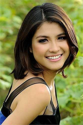 Bích Huyền đóng phim từ năm 8 tuổi. Dù không học diễn xuất nhưng cô gái sinh năm 1989 đã tham gia 70 phim truyền hình. Vào năm 2008, Bích Huyền 'gục ngã hoàn toàn' khi gia đình gặp biến cố lớn. Cô bỏ dở hai phim truyền hình đang đóng và cắt đứt liên lạc với bạn bè, đồng nghiệp. 