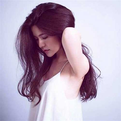 Sau phim Trần Thủ Độ, nữ diễn viên xinh đẹp lãng lẽ rời xa màn ảnh. Cô lập gia đình với một biên tập viên truyền hình. Sau khi làm vợ, Mai Chi càng trở nên nữ tính và gợi cảm hơn. 