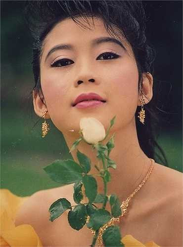 Diễm Hương từng là ngôi sao sáng giá bậc nhất của dòng phim 'mỳ ăn liền'. Tuy nhiên, sau lễ đính hôn ồn ào với một Việt kiều 'rởm', diễn viên phim Phạm Công - Cúc Hoa lặng lẽ rời xa màn ảnh. Cô không giữ liên lạc với đồng nghiệp và biến mất trên truyền thông. 