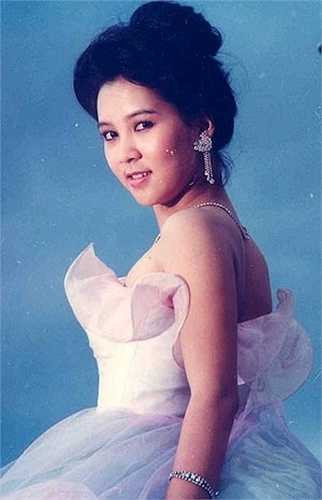 Cùng với Diễm Hương, Mộng Vân được đánh giá là một trong những gương mặt nữ tiêu biểu của dòng phim 'mỳ ăn liền'. Cô từng lọt vào vòng chung kết cuộc thi Hoa hậu báo Tiền Phong (tiền thân của cuộc thi Hoa hậu Việt Nam). Năm 1992, cô vướng phải scandal khi có mặt trong bữa tiệc mừng sinh nhật bị nhiều người lúc bấy giờ cho là thác loạn của Pierre Tân tại vũ trường Century và phải ở trong trại giam Chí Hòa vài tháng. Sau này, nữ diễn viên được tòa án tuyên bố vô tội nhưng danh tiếng của cô bị ảnh 