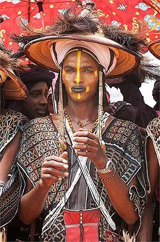 Việc chăm chú nhìn vào những người đàn ông là điều cấm kỵ của bộ tộc này, nên những người phụ nữ chỉ dám liếc mắt đáp ánh nhìn tình tứ với người đàn ông mà họ thích.