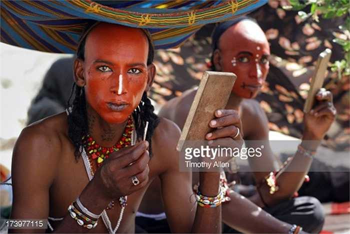 Họ sẽ bật đèn xanh hoặc chủ động nhảy lên lưng người đàn ông mà họ thích và muốn lấy làm chồng, tạo điều kiện cho những người đàn ông bắt cóc họ.