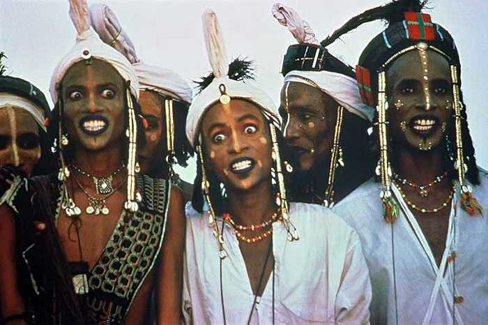 Phụ nữ của tộc Wodaabe được phép đa phu, họ muốn lấy bao nhiêu chồng tùy thích mà người đàn ông không được phép phản đối.