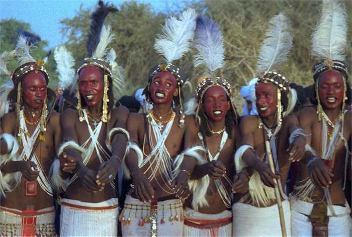 Khi kết hôn người phụ nữ chỉ sống với người đàn ông đó cho đến lúc mang thai, sau đó người phụ nữ sẽ về gia đình mình cho đến khi đứa bé lớn hơn 1 tuổi thì họ mới quay trở lại thăm người đàn ông của mình.