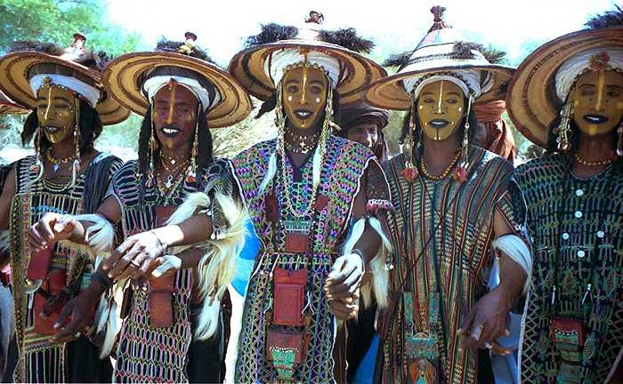 Mỗi khi mùa lễ hội đến cũng là lúc phụ nữ của bộ tộc thay người đàn ông của mình. Chính vì vậy những người chồng thường tìm cách để vợ mình không đến được với lễ hội, giảm nguy cơ mất vợ.