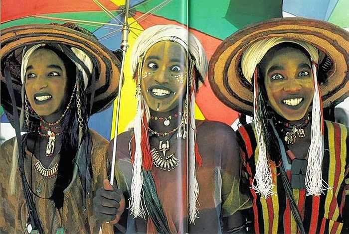 Lễ hội được tổ chức kéo dài 7 ngày đêm và đây là dịp để cho những người đàn ông khoe nhan sắc của mình.