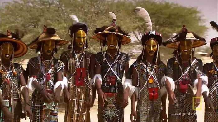 Khuôn mặt được trang điểm kỹ lượng, với màu sắc biến hóa liên tục trên mỗi khuôn mặt thể hiện sức sáng tạo vô biên của mỗi người đàn ông. 