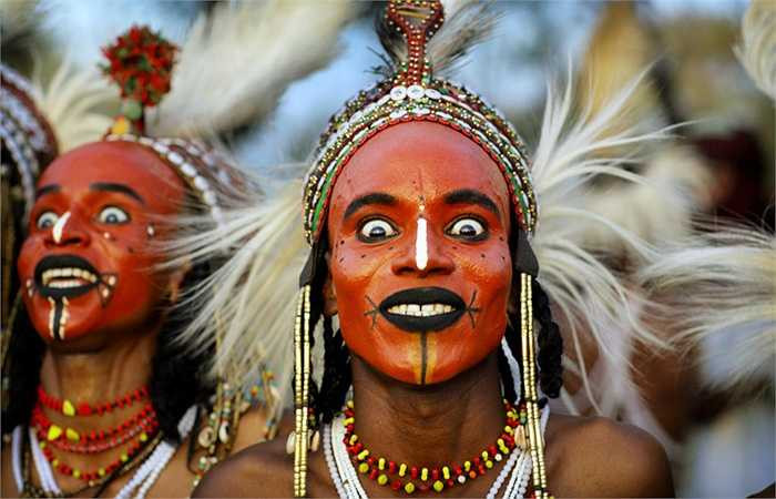 Chính vì vậy họ thường dùng phần mầu sáng tô thẳng sống mũi, tạo cảm giác cho chiếc mũi thon cao. 