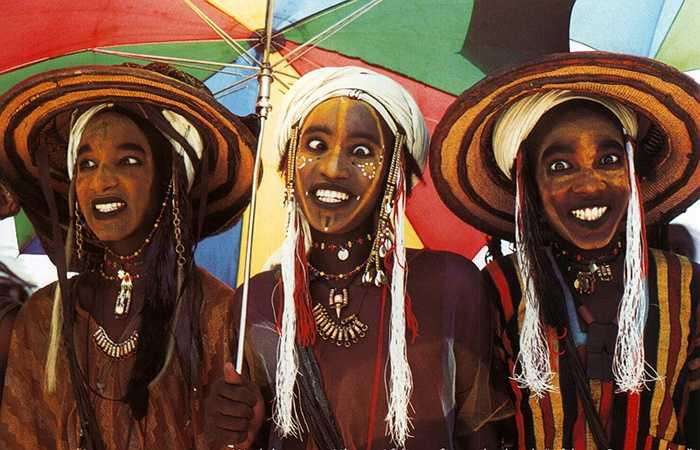 Để có đôi mắt to, sáng, ngoài việc tô vẽ làm sao cho sắc, nét họ còn phải luôn trợn ngược mắt cho thêm phần tinh anh. 'Vẻ đẹp trợn mắt' khiến không ít du khách kinh hãi.