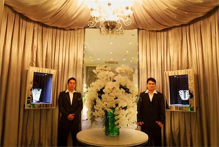 Cửa tiệm luôn có hoa tươi, được trang hoàng lộng lẫy.