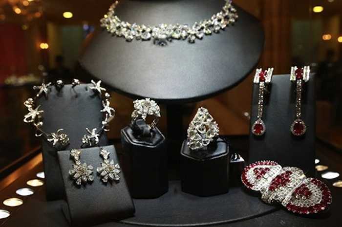 Cùng ngắm thêm những bộ trang sức đắt tiền trong cửa tiệm: