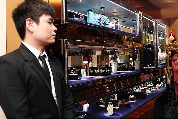 Bên trong cửa tiệm, đồ hiệu và kim cương được bày la liệt.