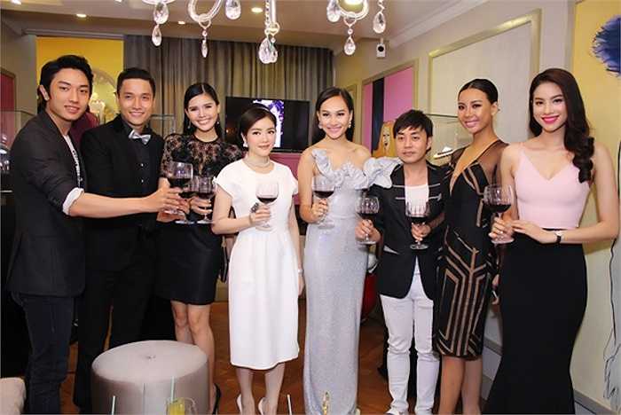 Bà chủ kim cương cũng thường xuyên tổ chức những bữa tiệc trong cửa tiệm xa hoa.